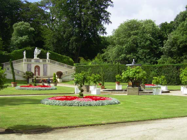 The Italian Garden in 2004. At present it has neither the architectural severity of the original concept, nor the bosky charm of the early 20th century garden